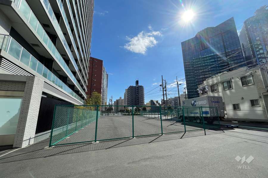 敷地西側の前面道路（北側から）