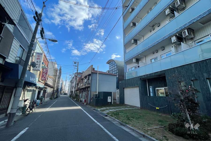 敷地の北側前面道路（西側から）