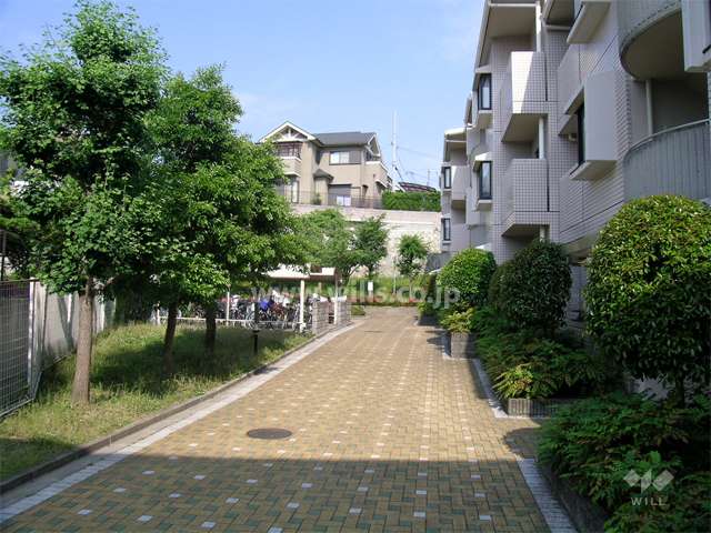 グラン・ドムール池田旭丘2番館の通路。左奥には駐輪場があります。