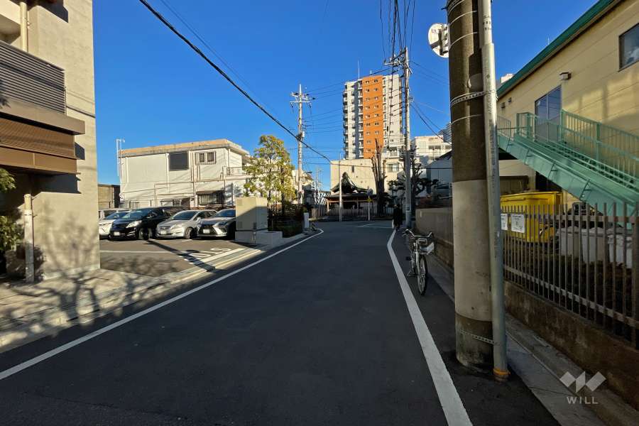 敷地南側の前面道路（西側から）