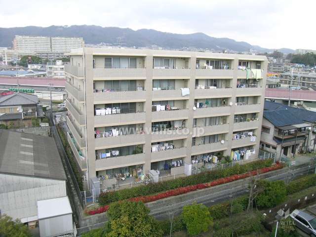 ネバーランド池田の外観（南側から）　敷地南側はUR都市機構のマンションの敷地で間隔があります。