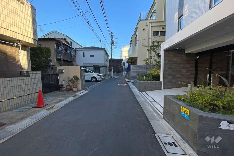 敷地北東側の前面道路（北西側から）