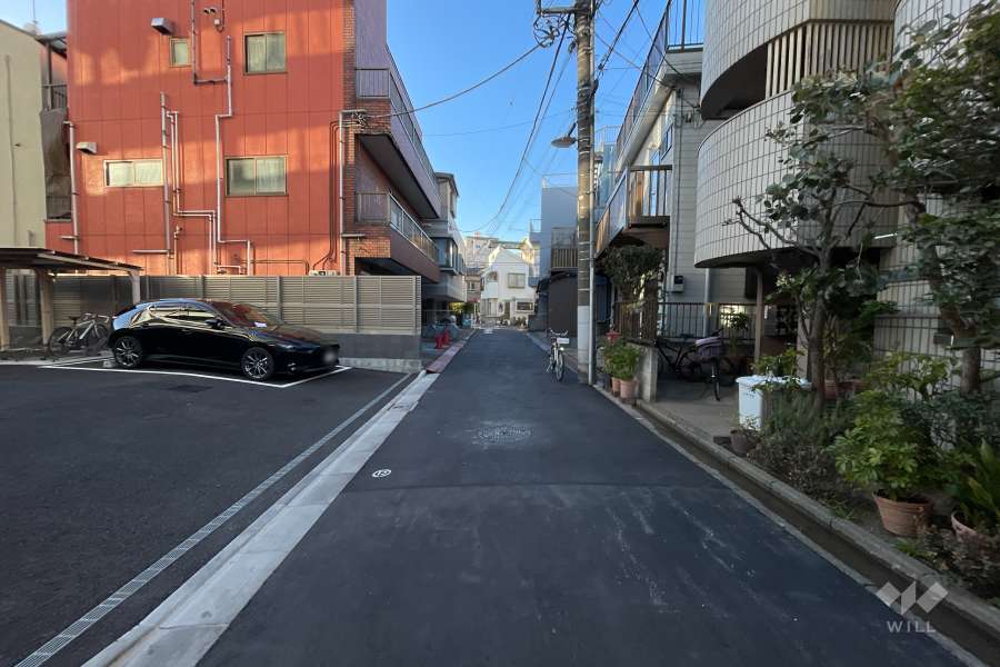 敷地北東側の前面道路（南東側から）