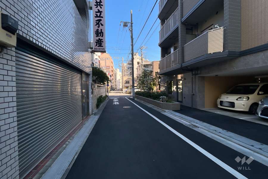 敷地北側の前面道路（西側から）