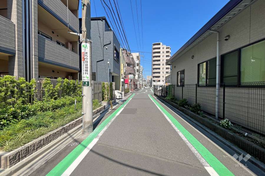 敷地南側の前面道路(西側から)