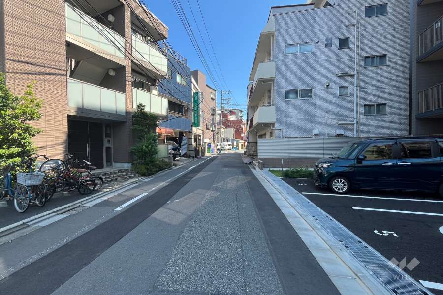 敷地東側の前面道路(北側から)