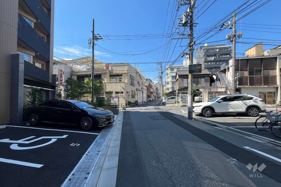 敷地東側の前面道路(南側から)
