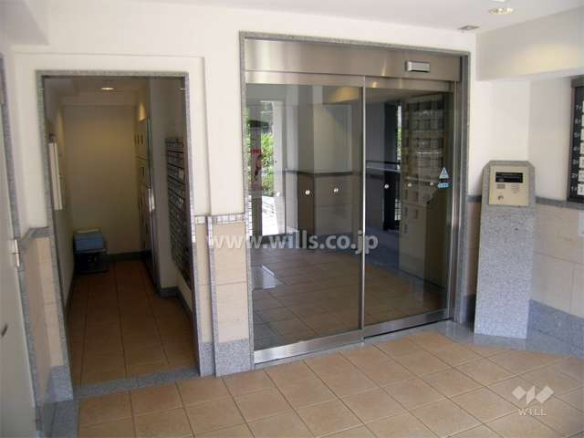 エントランスはオートロック付きです。