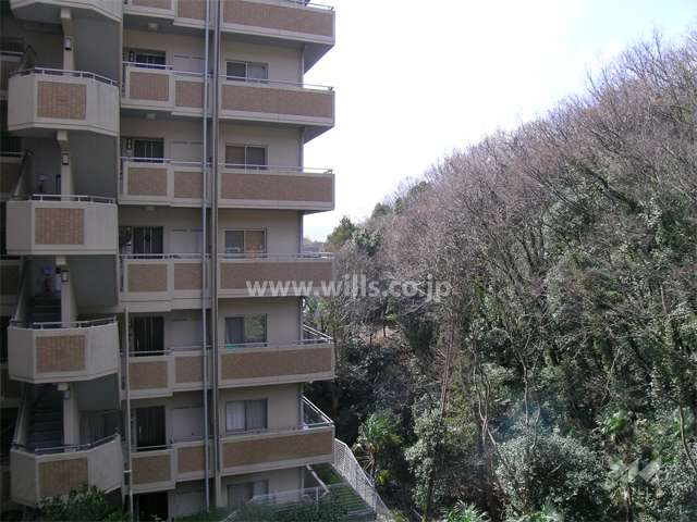 五月山に隣接しており、自然豊かな住環境。