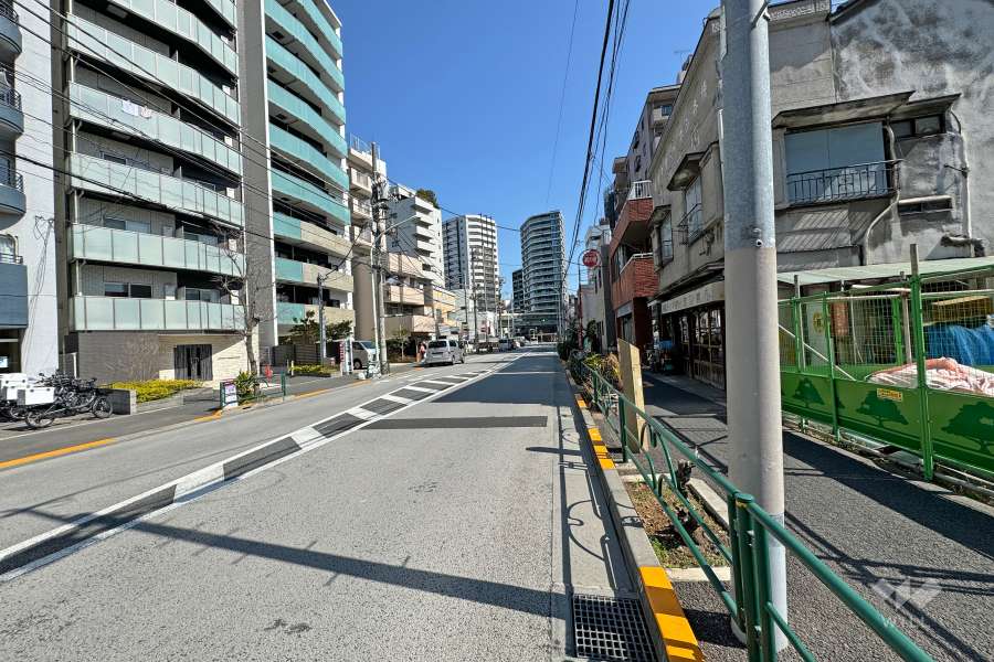 敷地南東側の前面道路（南西側から）