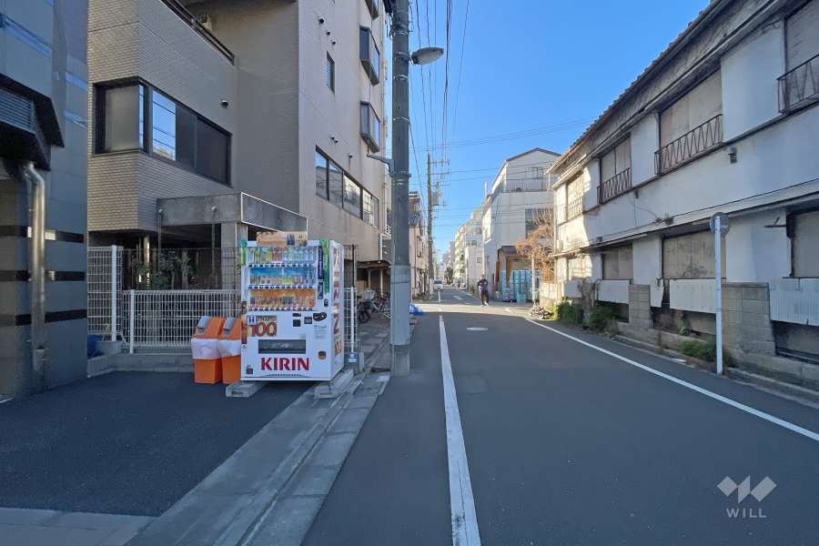 敷地北側の前面道路（東側から）