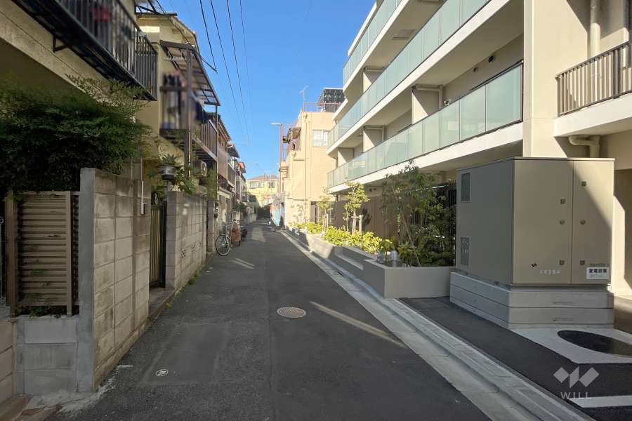 敷地西側の前面道路