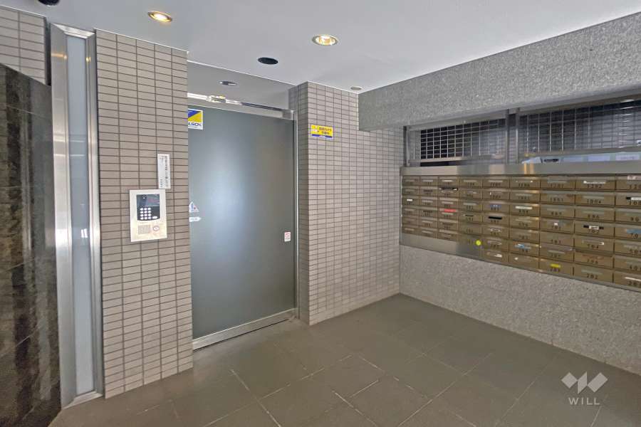 エントランスはオートロック付きです。