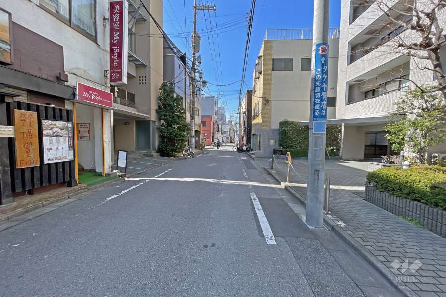 敷地の南側前面道路（東側から）