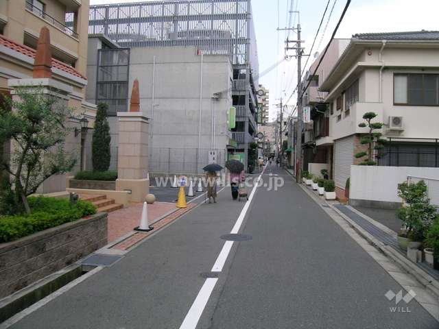 敷地目の前の駅に続く道