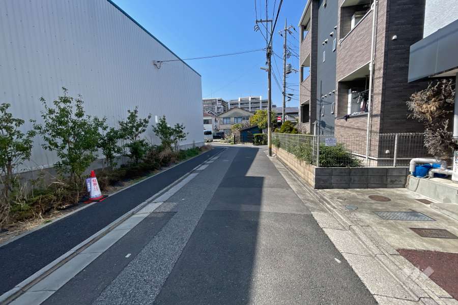 敷地南側の前面道路（東側から）
