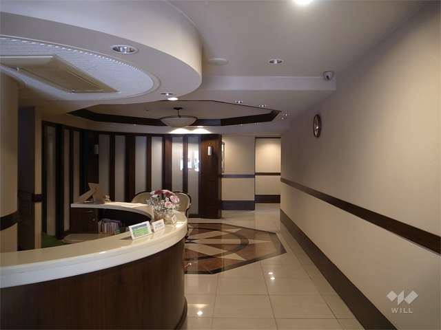 カウンターがあり、一部折り上げ天井のエントランスホール