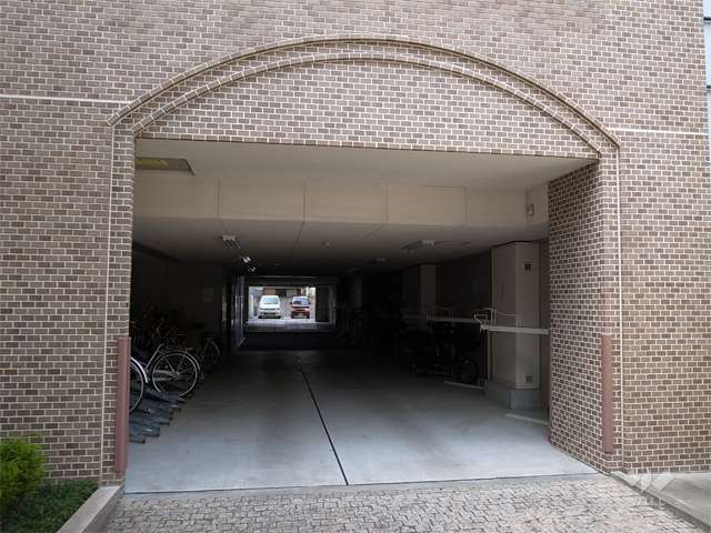 駐車場と駐輪場の出入り口