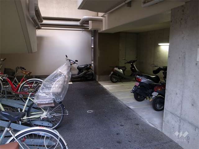 駐輪場とバイク置き場