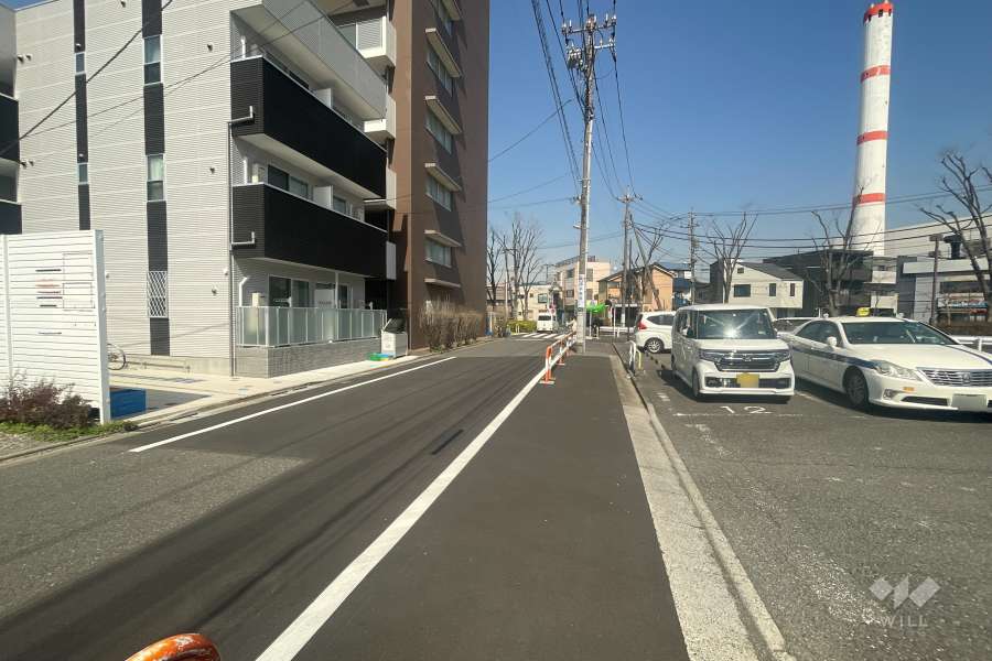 敷地の東側前面道路（南側から）
