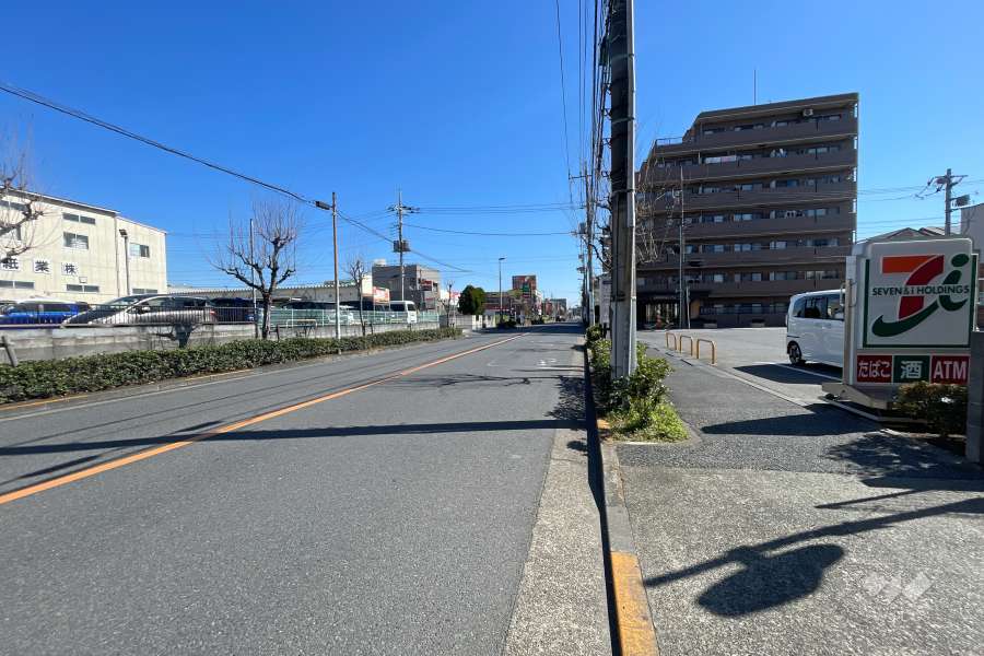 敷地北側の前面道路（西側から）