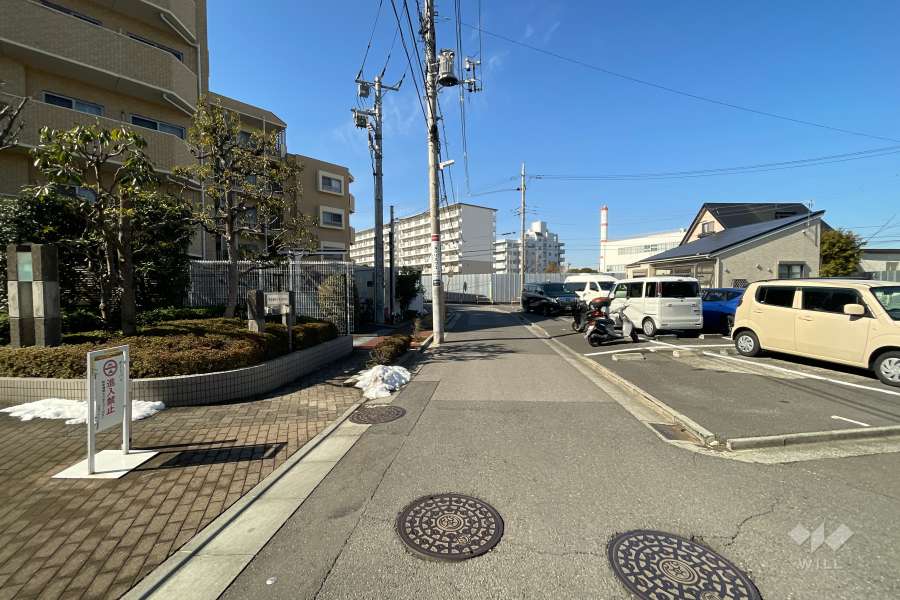 敷地の南側前面道路（西側から）