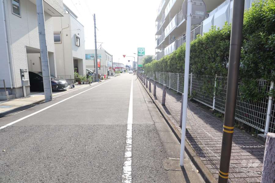 敷地南側の前面道路（東側から）