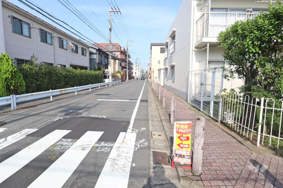 敷地北側の前面道路（西側から）