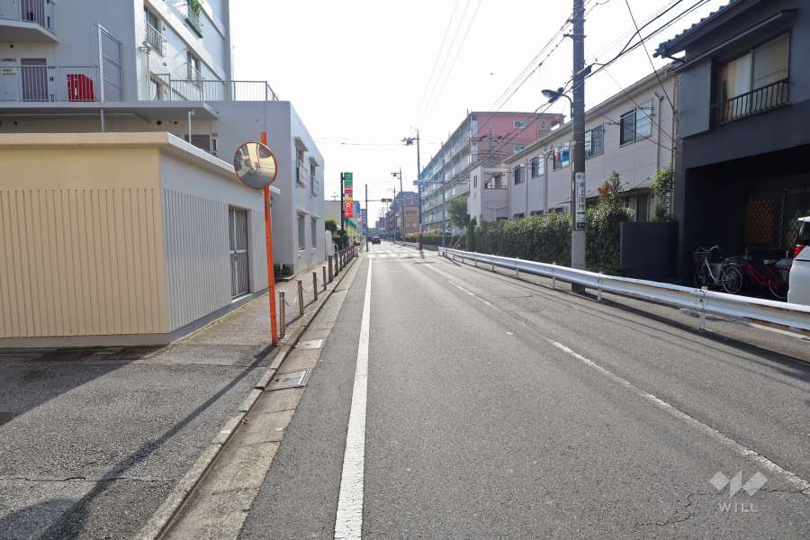 敷地北側の前面道路（東側から）