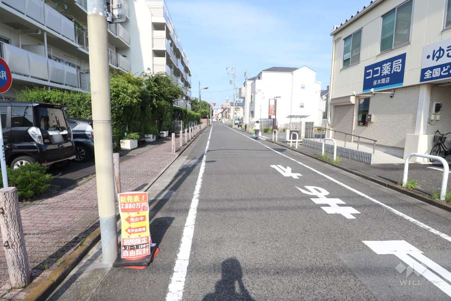 敷地南側の前面道路（西側から）