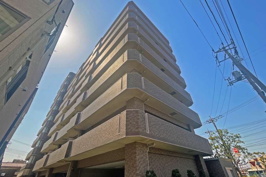 ライオンズヴィアーレ竹の塚の外観（南西側から）