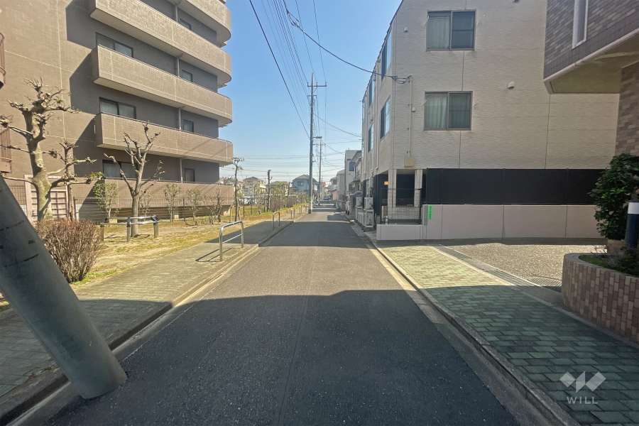 敷地の東側前面道路（南側から）
