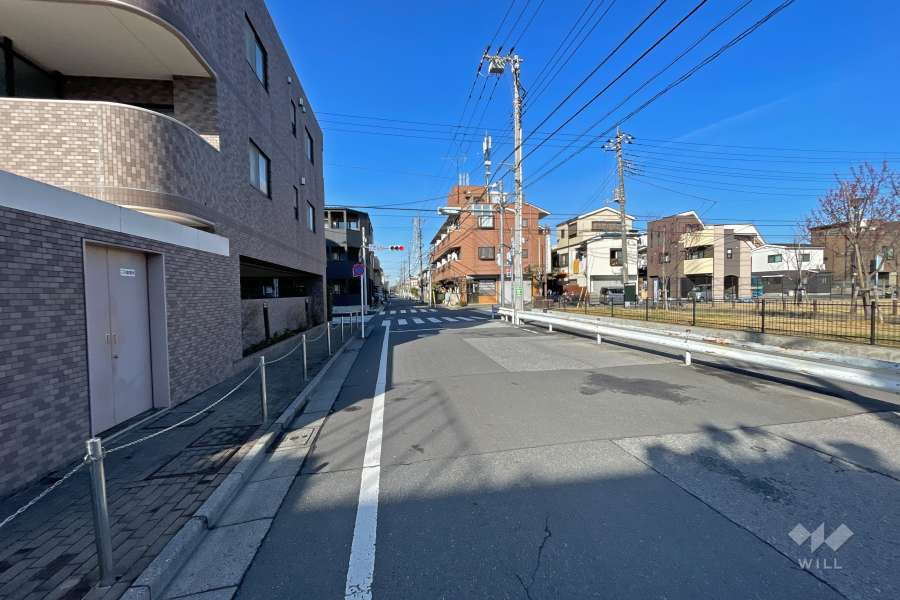 敷地北側の前面道路（東側から）