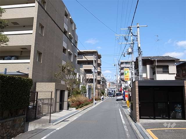 敷地東側の前面道路。敷地の東と西の2方が接道しています。