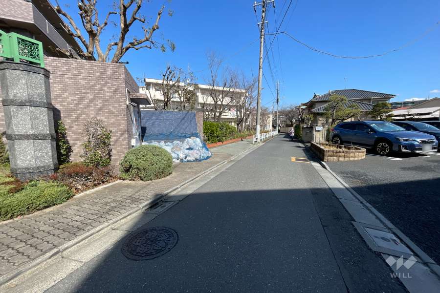 敷地東側の前面道路（南側から）