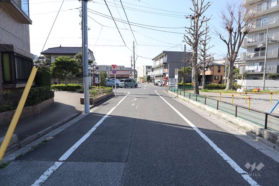 敷地北側の前面道路（東側から）