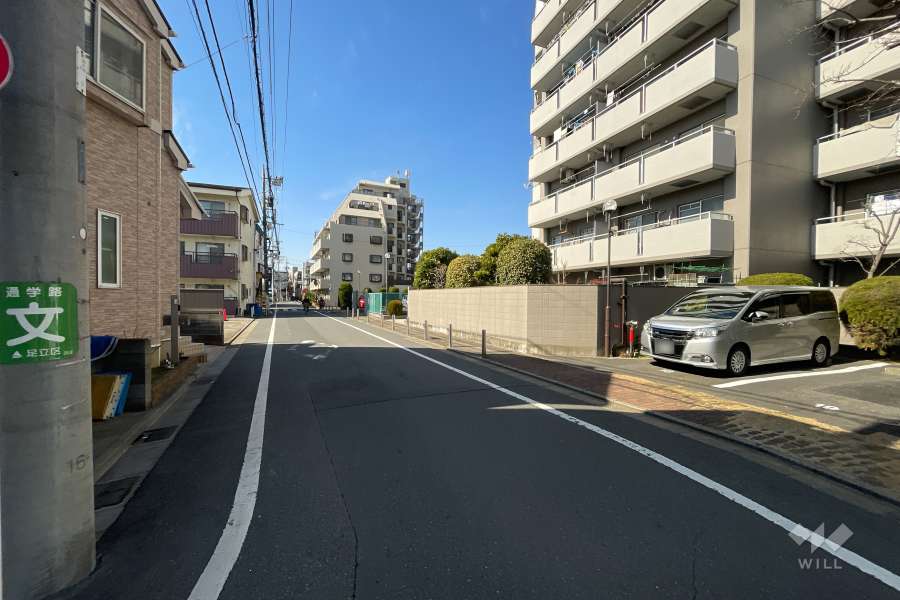 敷地南側の前面道路（東側から）