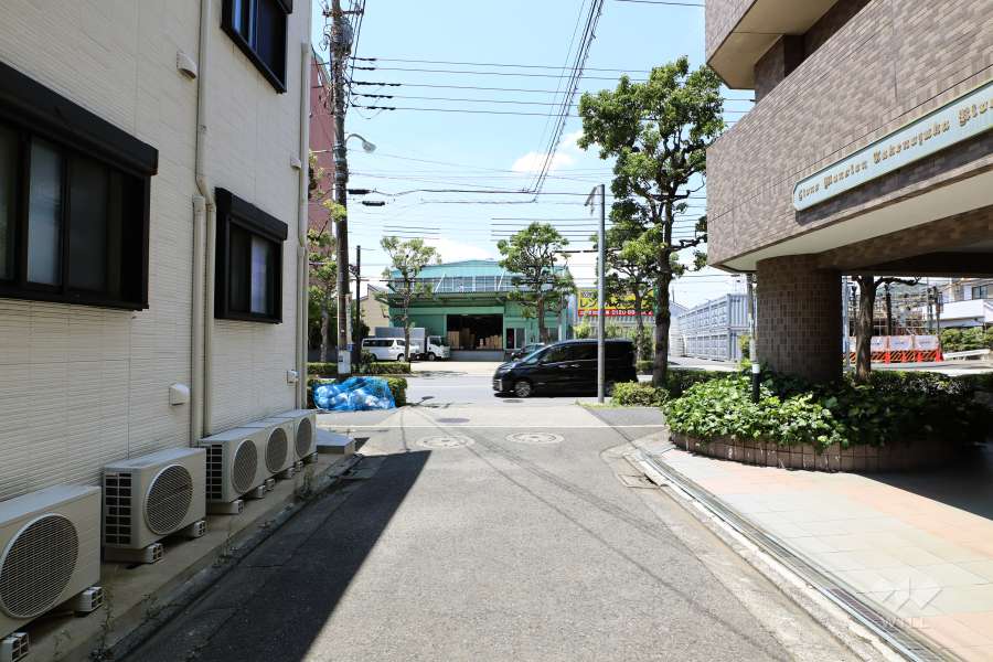敷地南側の前面道路（東側から）