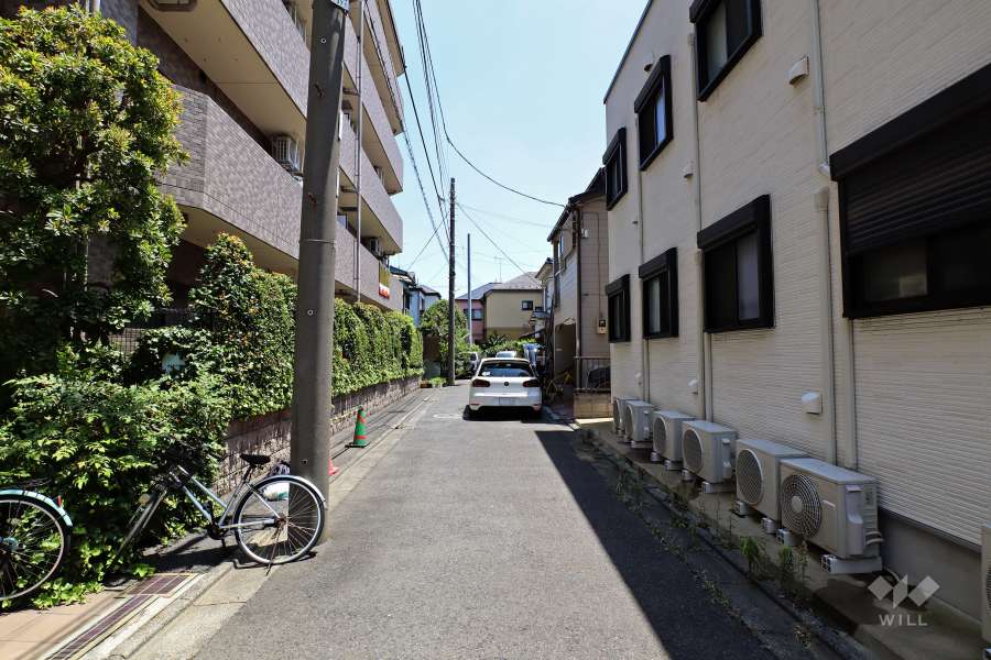 敷地南側の前面道路（西側から）