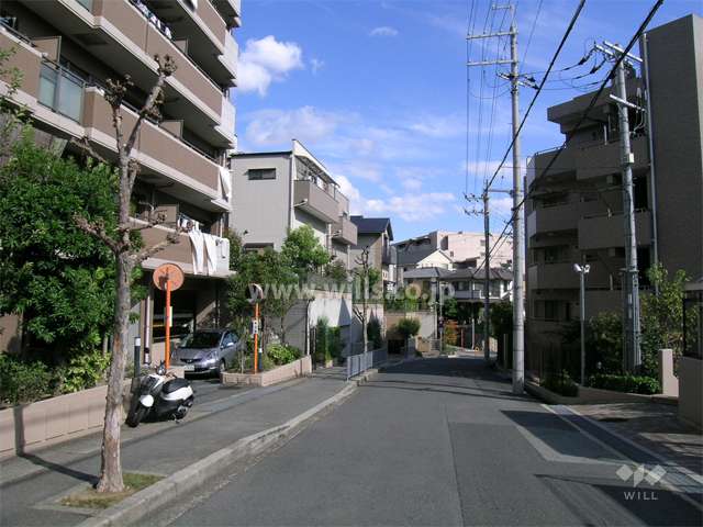 周辺はマンションと一戸建てが混在する区画の整った住宅地