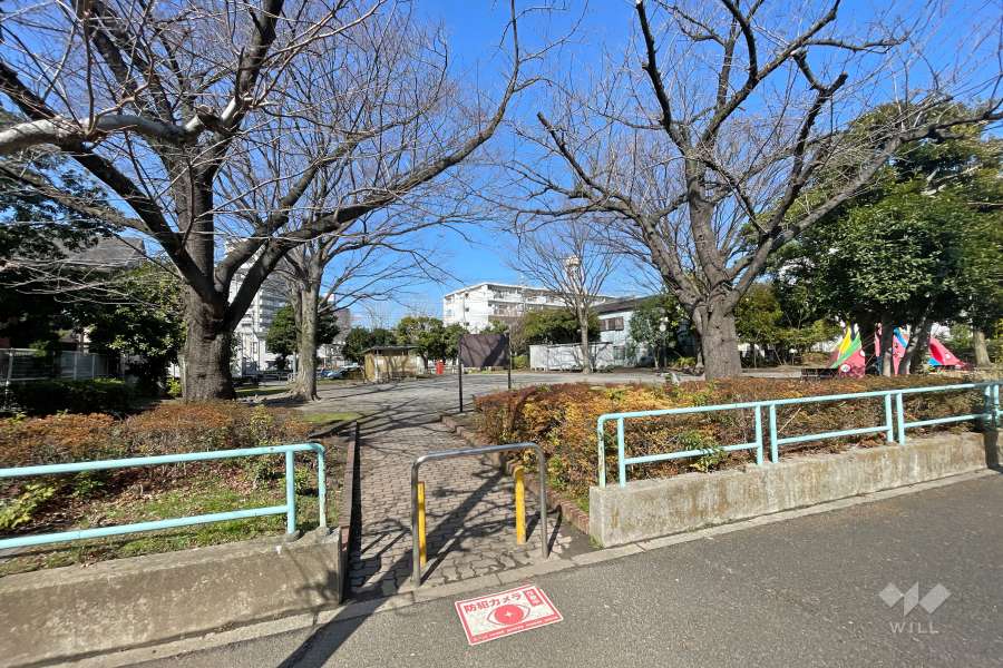 敷地東側に隣接する『足立区立水神橋公園』