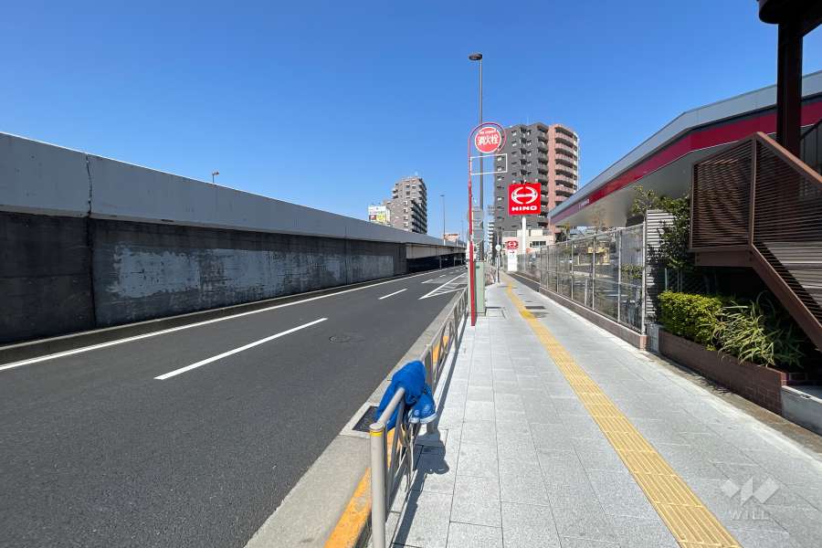 敷地西側の前面道路