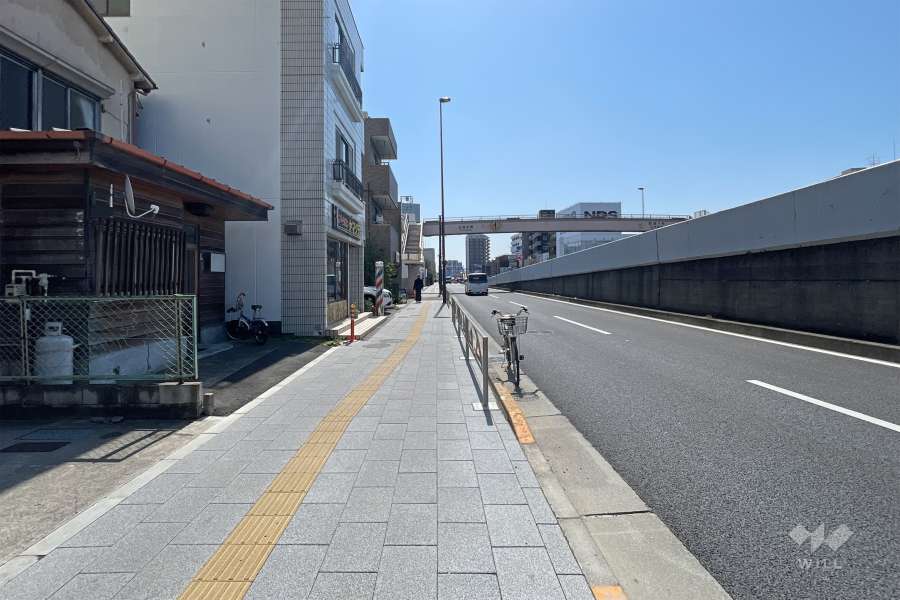 敷地西側の前面道路　