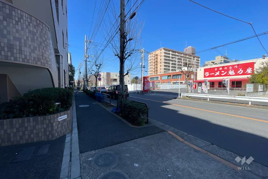 敷地の北側前面道路（東側から）