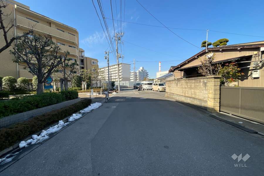 敷地北側の前面道路（東側から）