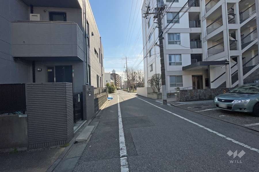 敷地東側の前面道路（北側から）