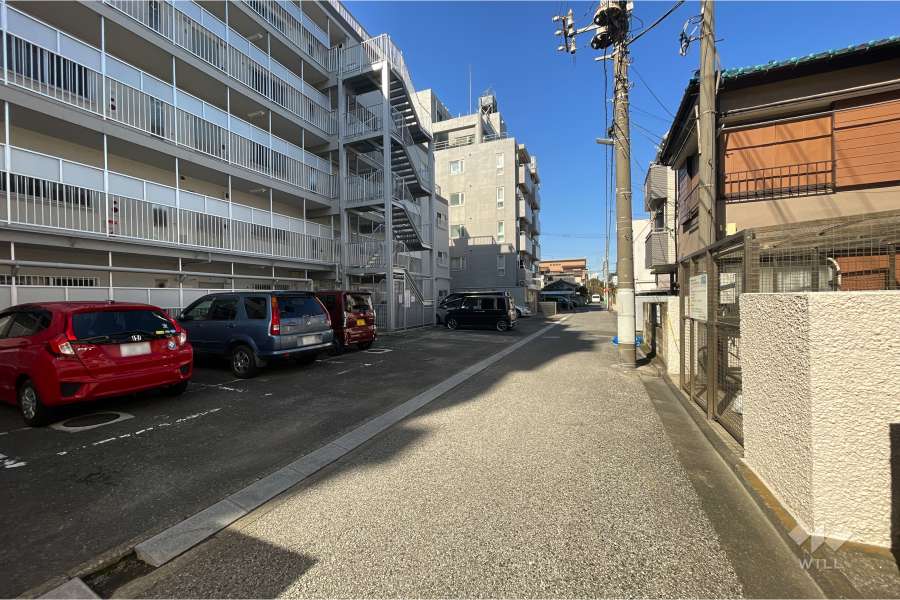 敷地北東側の前面道路（南東側から）