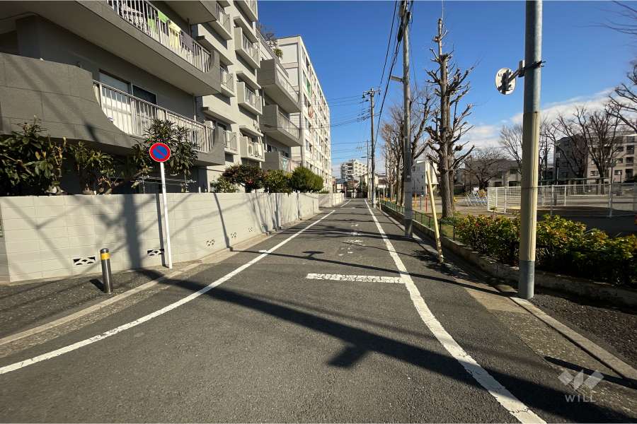 敷地南東側の前面道路（南西側から）