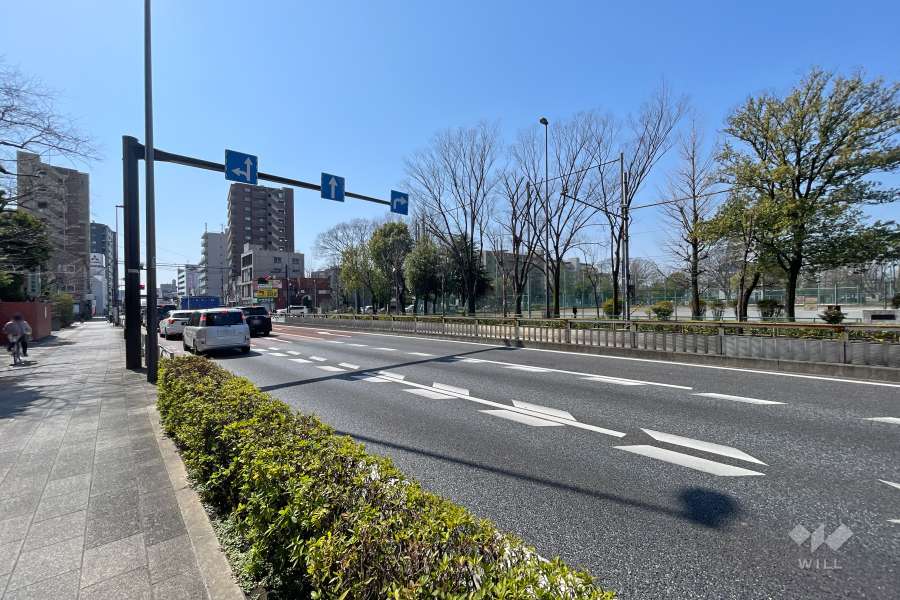 敷地西側の前面道路