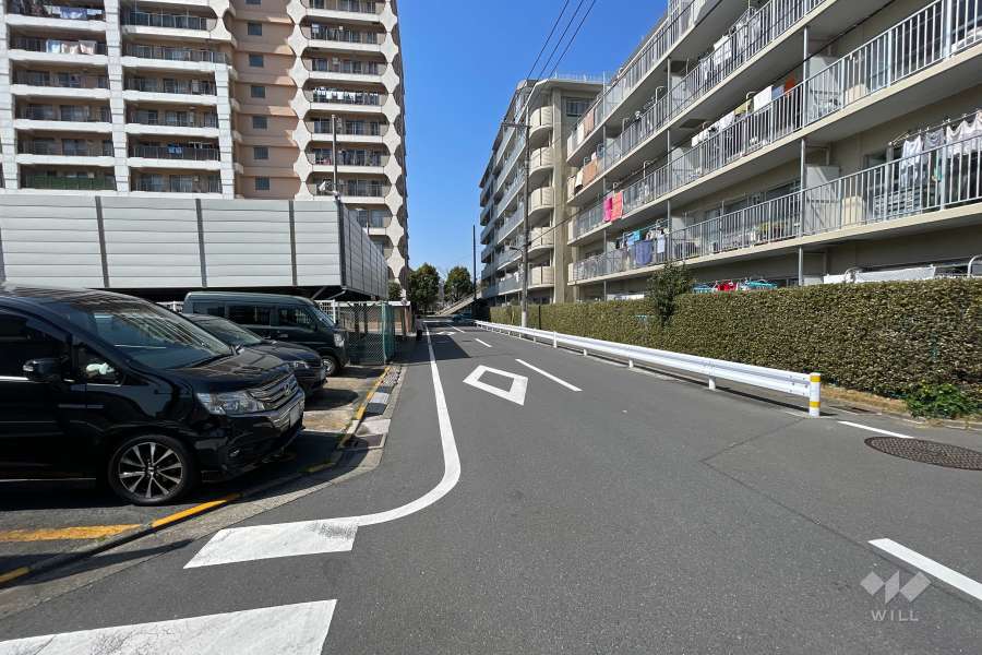 敷地南側の前面道路（東側から）